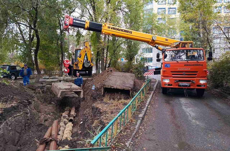 Трубу прорвало во время установки опор уличного освещения в микрорайоне Воронежа