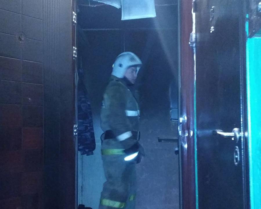 10 человек эвакуировали из горящего четырехэтажного дома в Воронеже