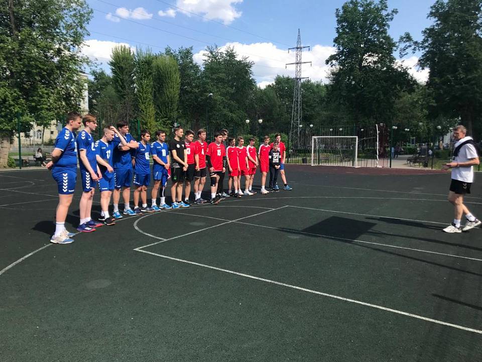 В Ленинском районе Воронежа прошли школьные соревнования по гандболу