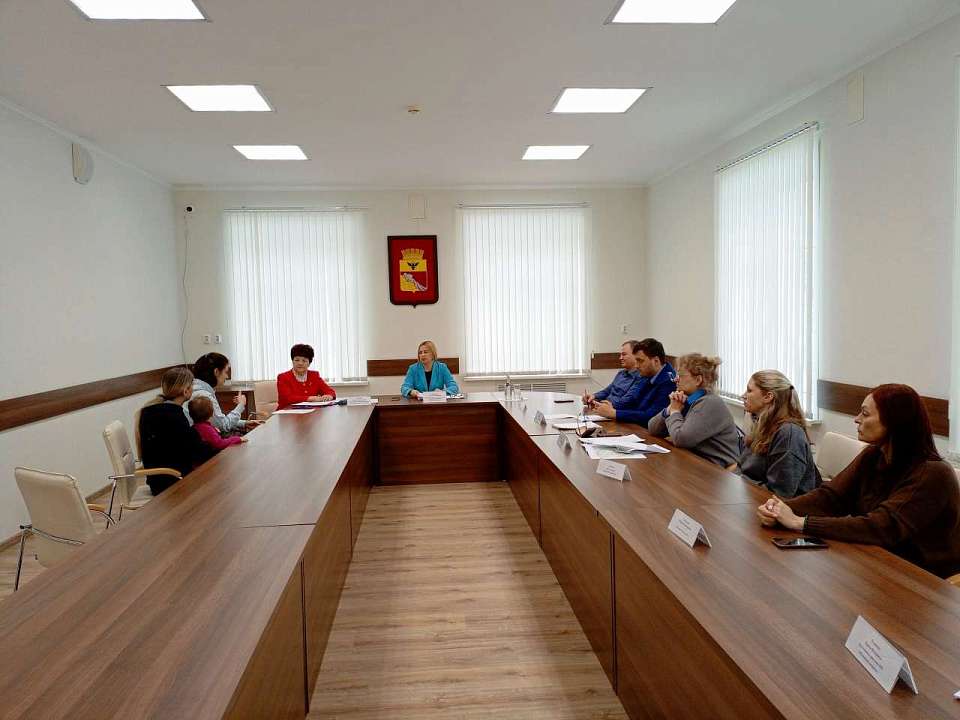 В управе Ленинского района директор регионального Роскадастра проконсультировала граждан