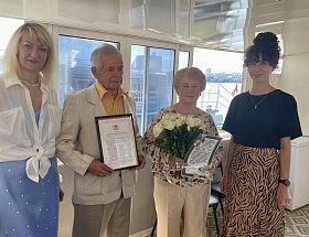 В Железнодорожном районе поздравили семью Крыниных с 55-летием свадьбы