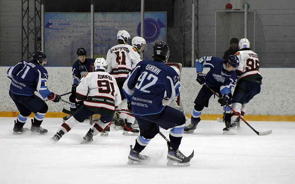 Хоккеисты из Боброва и Нововоронежа не оступились на домашних площадках