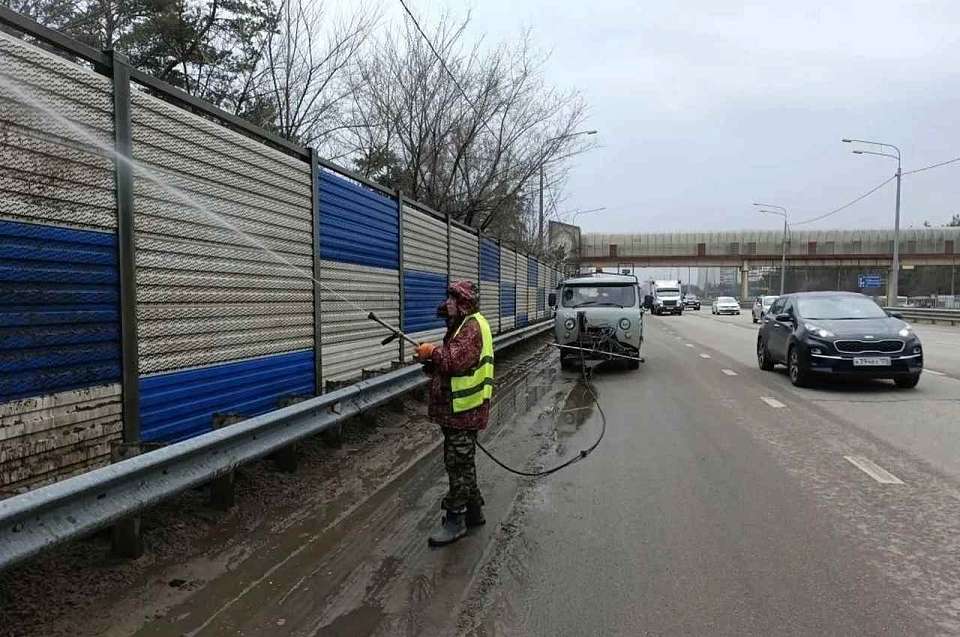 В Коминтерновском районе ведутся работы по уборке