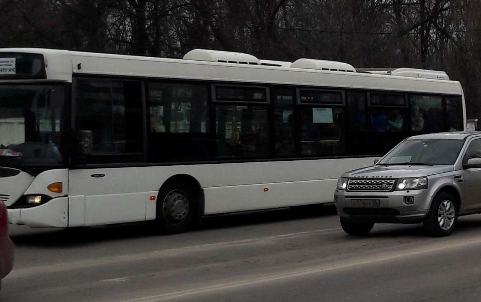 Выпустить на остановке мужчину с 2 детьми водитель маршрутки в Воронеже отказался