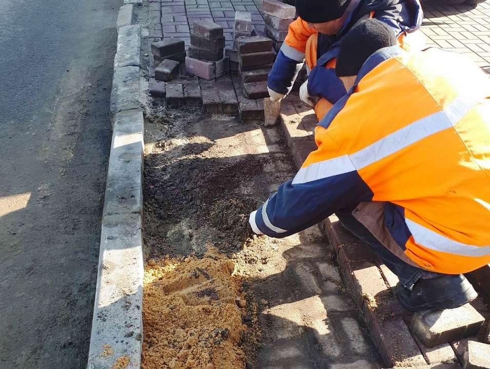 В Ленинском районе приступили к ремонту тротуаров