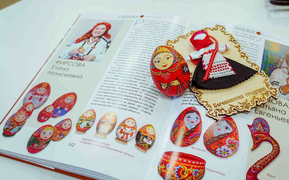 С куклой через историю. Как в воронежской библиотеке учили делать обереги без шитья