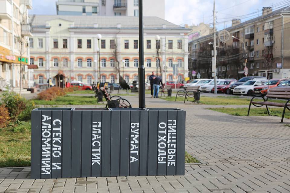 В центре Воронежа установили лавочку и урны из вторичного сырья