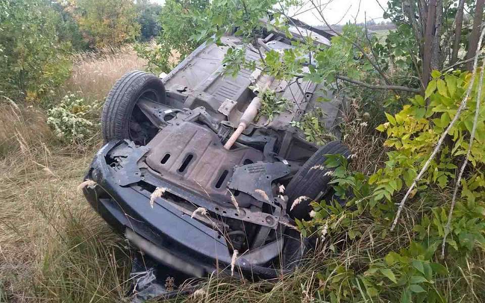 В больницу попал водитель перевернувшегося в Воронежской области Renault Logan