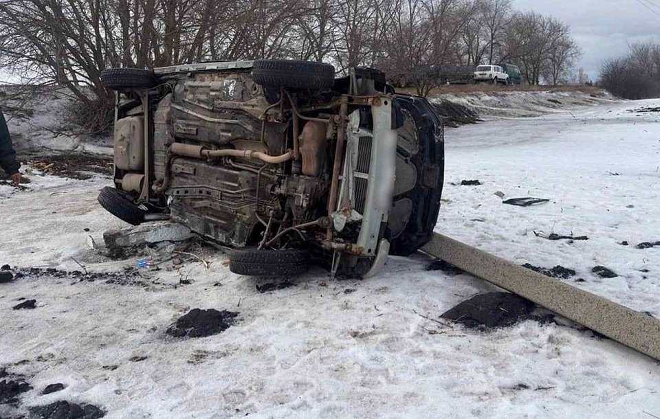 В Воронежской области 21-летний водитель на «Ладе» вылетел в кювет и врезался в опору ЛЭП
