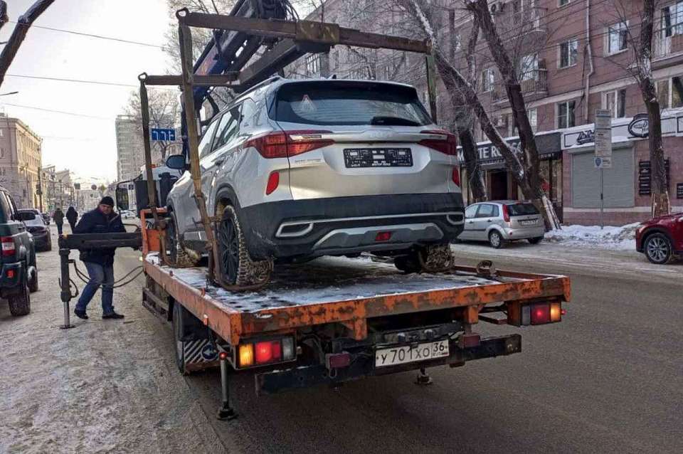 В Воронеже продолжают эвакуировать автомобили без госзнаков