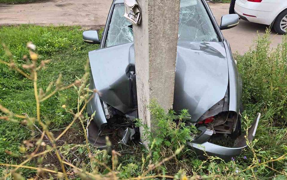 Три человека попали в больницу после ДТП «Лады» со столбом в Воронеже
