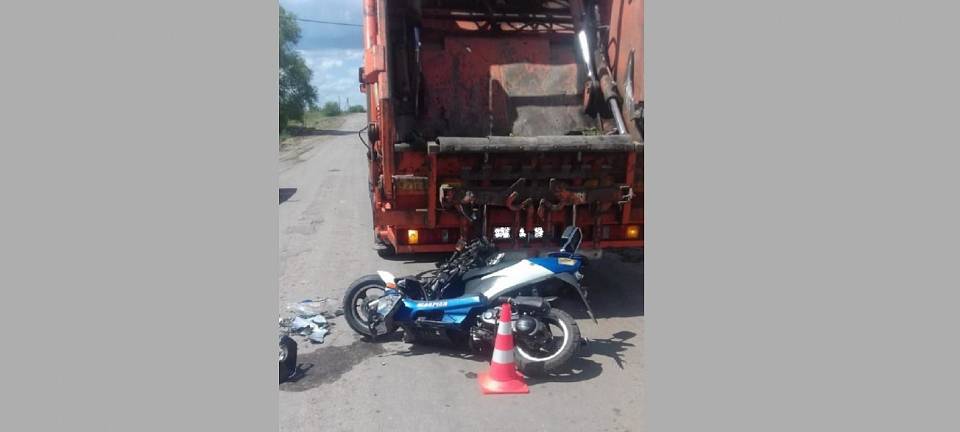 В Воронежской области пьяный водитель скутера въехал в мусоровоз