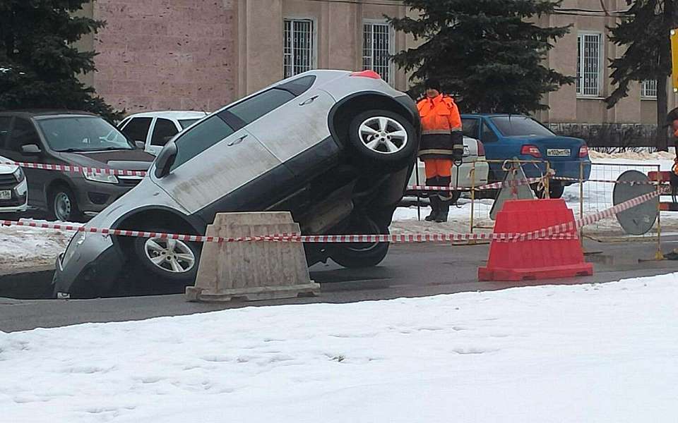 Вытащили провалившийся в гигантскую яму в Воронеже автомобиль