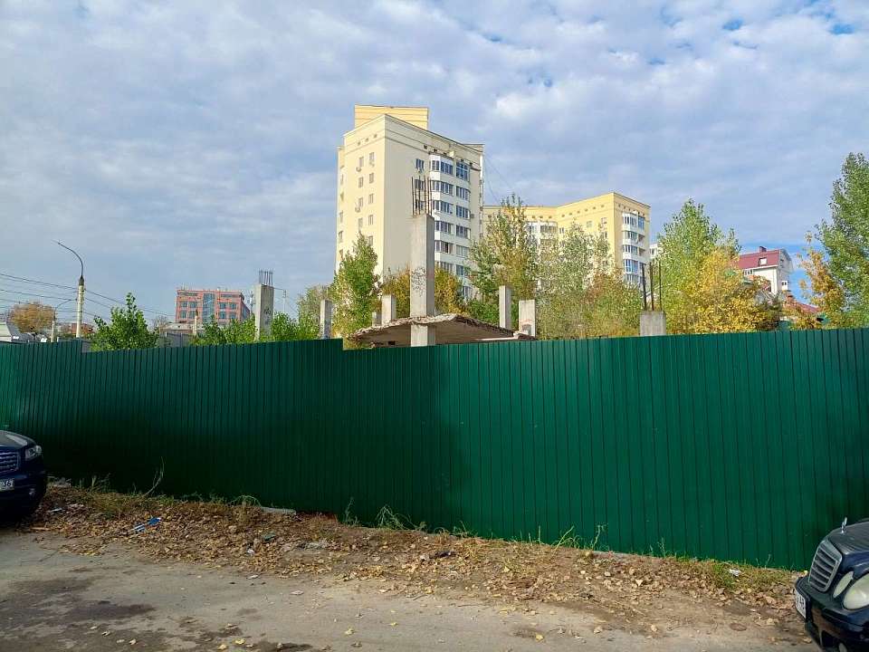 Скандальную стройку в Ленинском районе обнесли забором