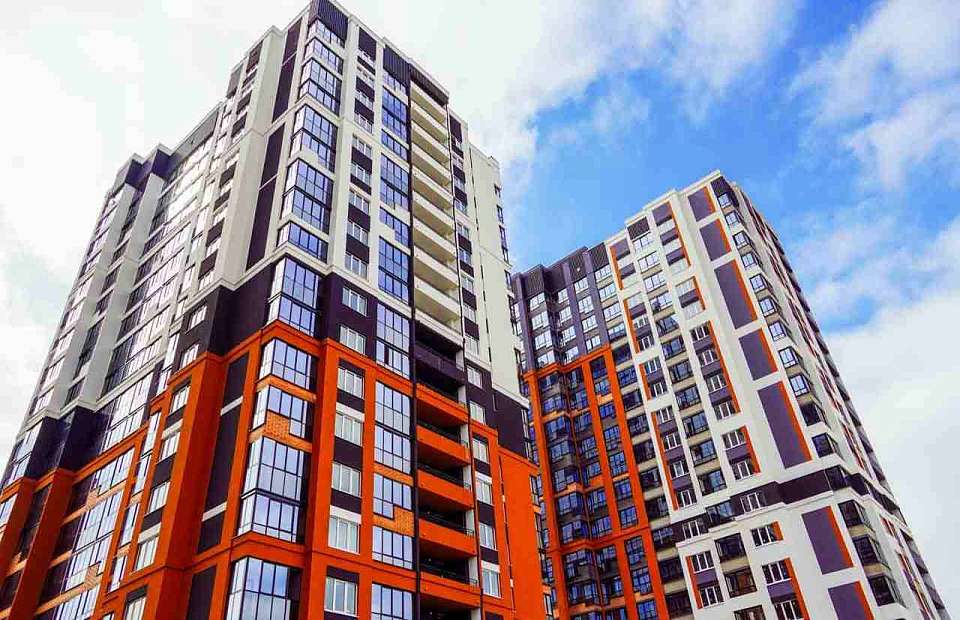 Маленькая девочка упала с балкона на пятом этаже в Воронеже