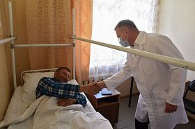 Раненного при обстреле Курской области воронежца санавиацией доставили в областную больницу