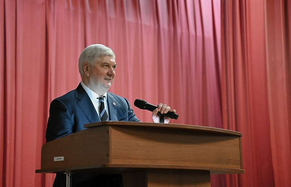 Сотрудниц военного госпиталя поздравил губернатор Воронежской области Александр Гусев