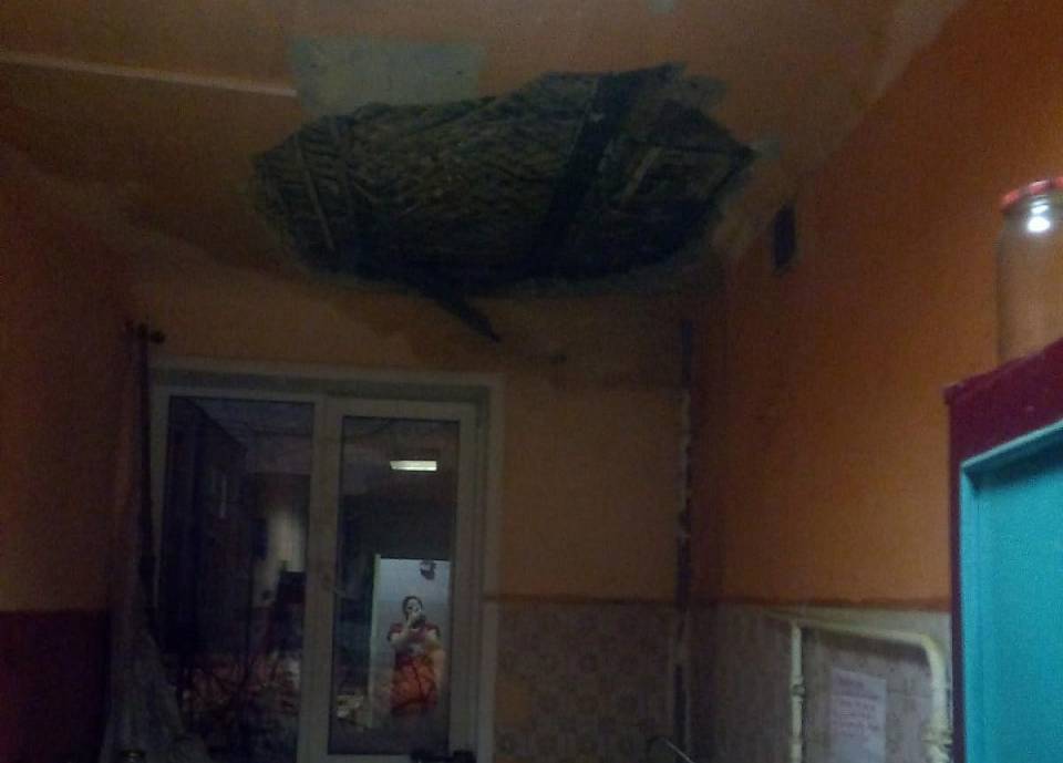 Мэрия Воронежа предложила временное жилье обитателям общежития с рухнувшим потолком
