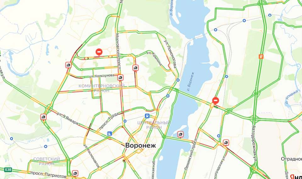 Из-за аварии огромная пробка образовалась на ул. Антонова-Овсеенко в Воронеже