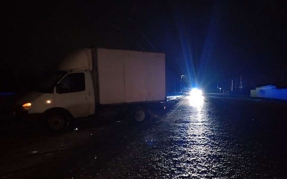 Насмерть сбил грузовик перебегавшую дорогу женщину в воронежском райцентре