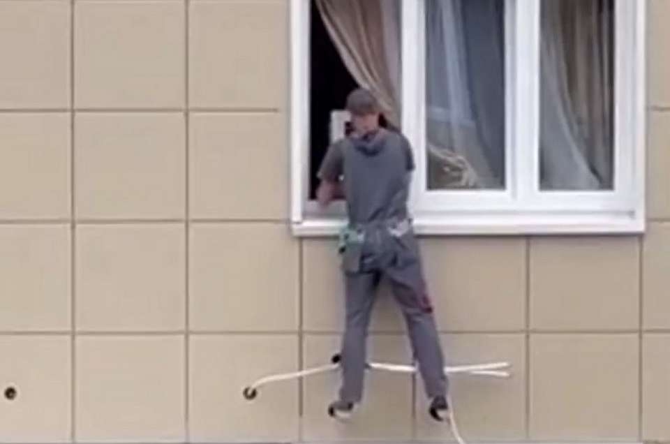 В Воронеже сняли на видео опасную установку кондиционера
