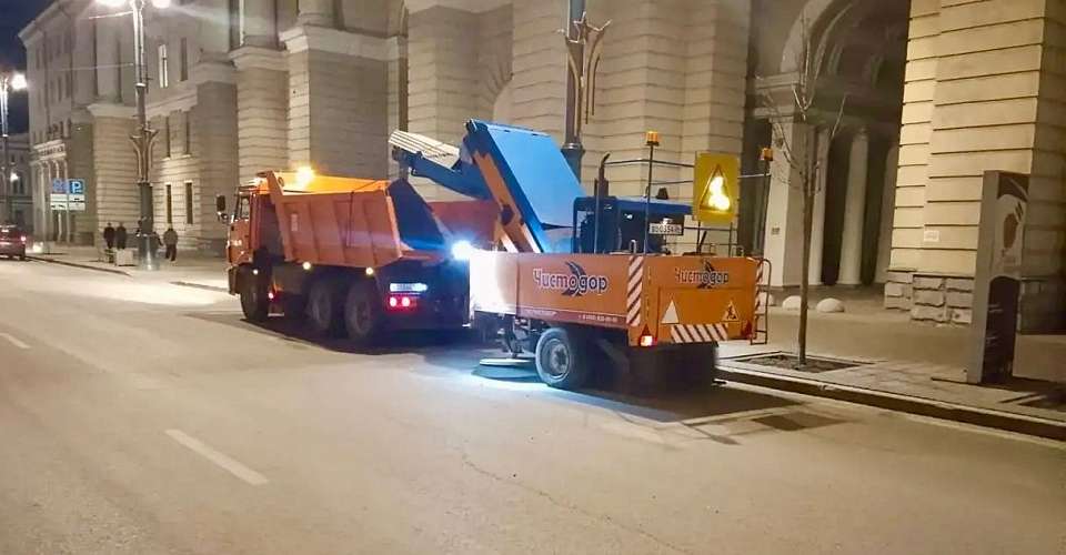 На улицы Центрального района вышли уборочные специализированные машины «Магистраль»