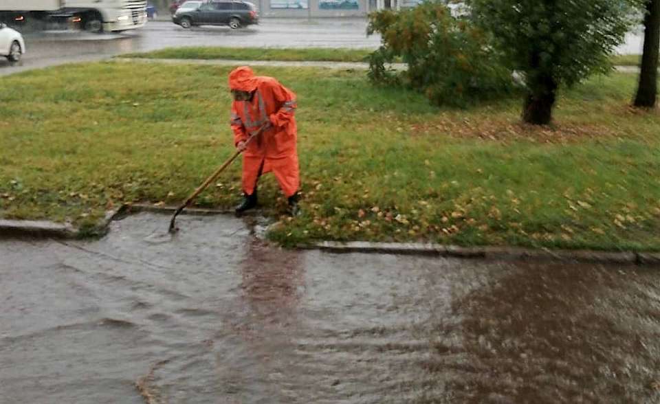 Ливневки после сильного дождя очищают в Воронеже