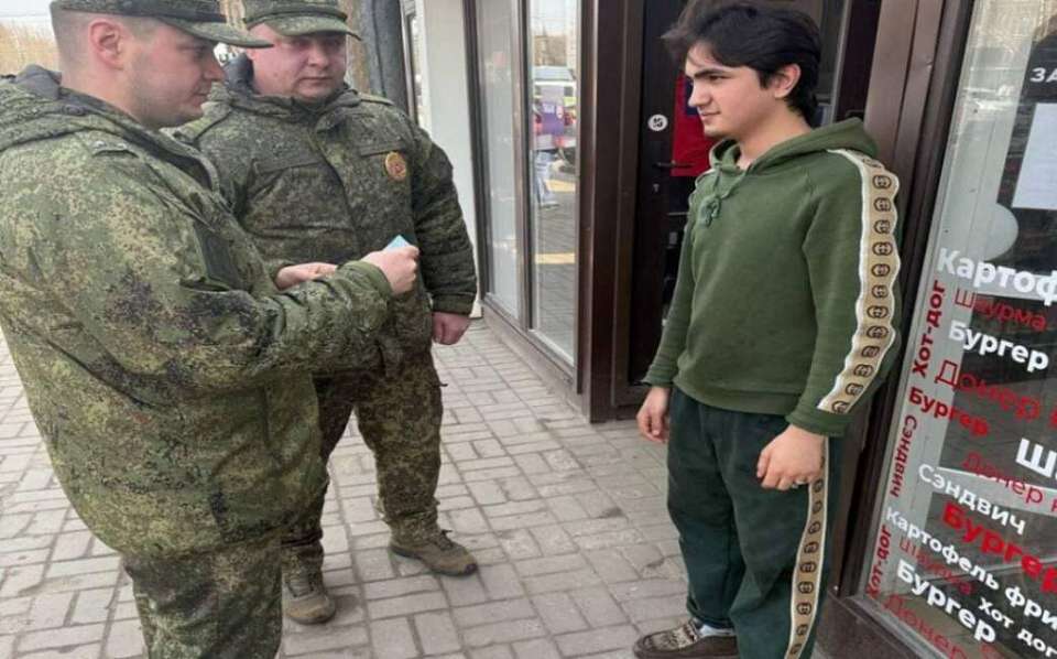 Уклоняющихся новых граждан РФ доставили в воронежский военкомат