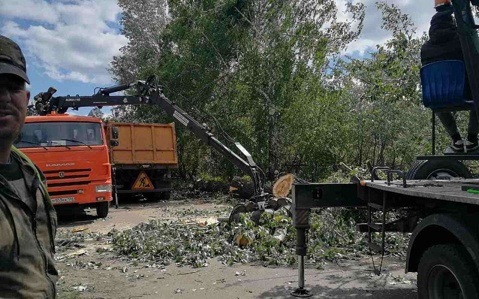 Последствия вчерашней непогоды продолжают ликвидировать в Железнодорожном районе 