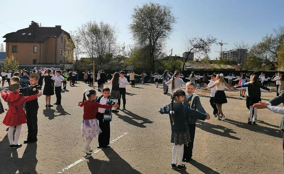 Танцевальный праздник «Вальс Победы» прошел в воронежской школе