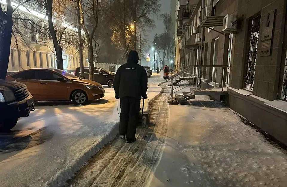 С началом снегопада в Центральном районе приступили к работам по уборке улично-дорожной сети