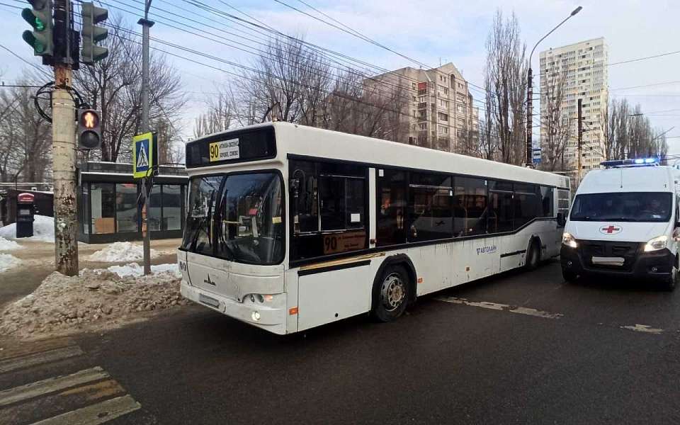 Автобус наехал на вышедшего из салона и упавшего пассажира в Воронеже