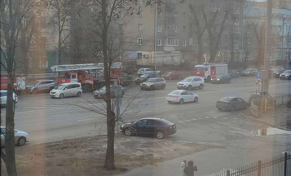 Пожар возле университета правосудия напугал воронежцев