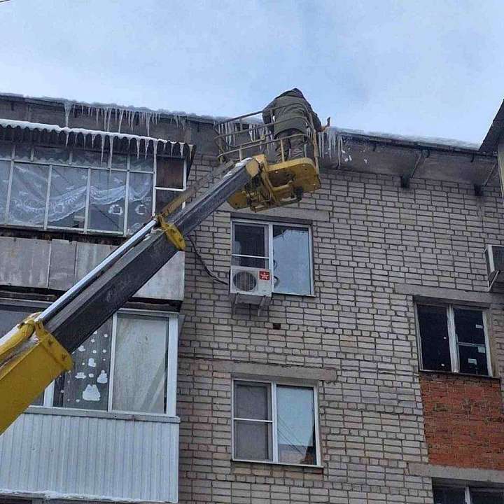 Работу по очистке крыш от наледи и снега в Воронеже проводят на постоянной основе