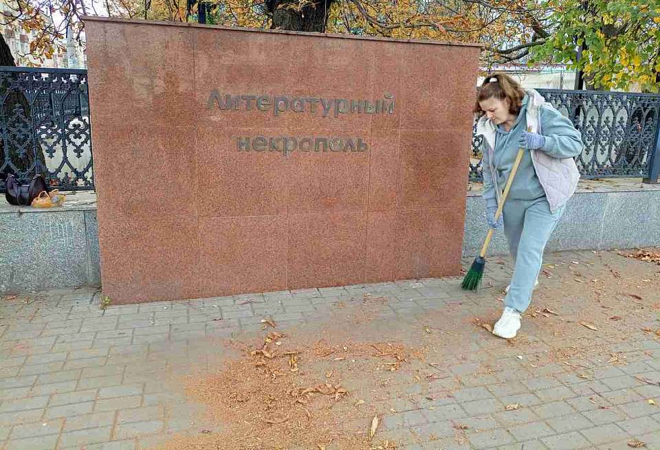 В Ленинском районе продолжается осенний месячник благоустройства