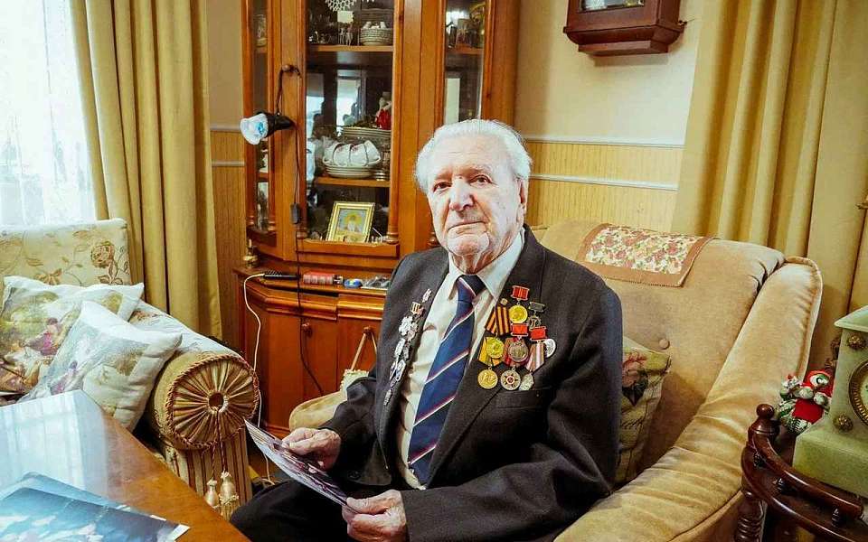 Почетного гражданина города поздравил мэр Воронежа Сергей Петрин