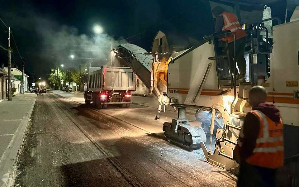 Продолжается локальный ремонт дорожного покрытия в Центральном районе 