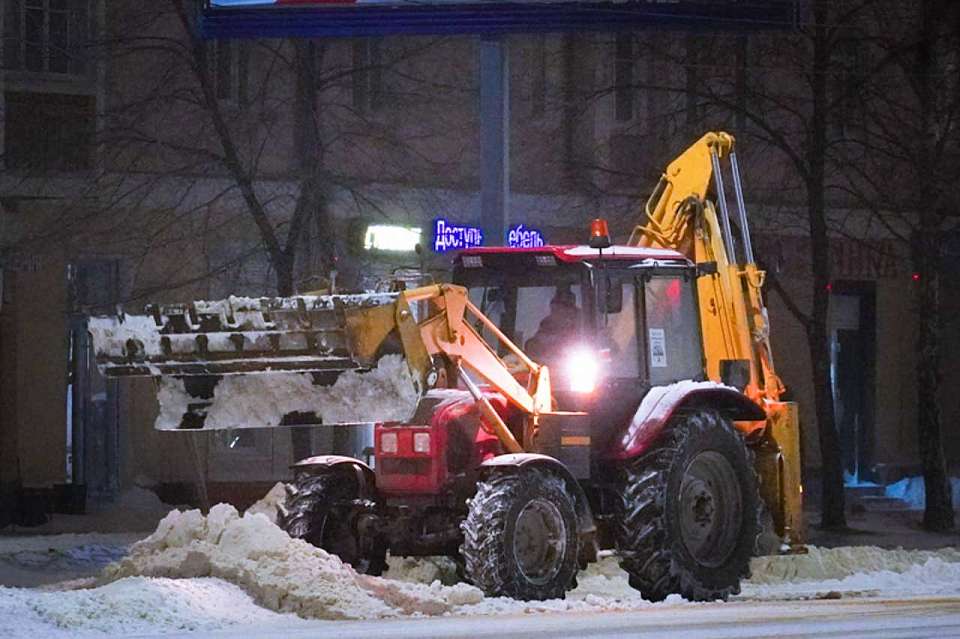 Ночную уборку улиц от снега ведут воронежские коммунальщики