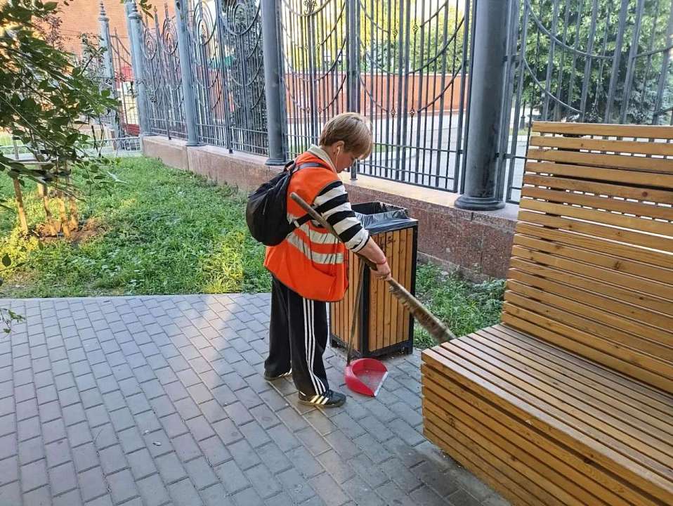 В Ленинском районе продолжают наводить чистоту