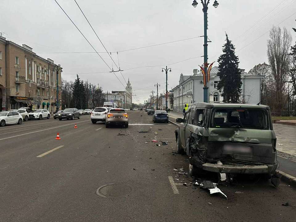 В массовом ДТП в Воронеже пострадала компания молодежи