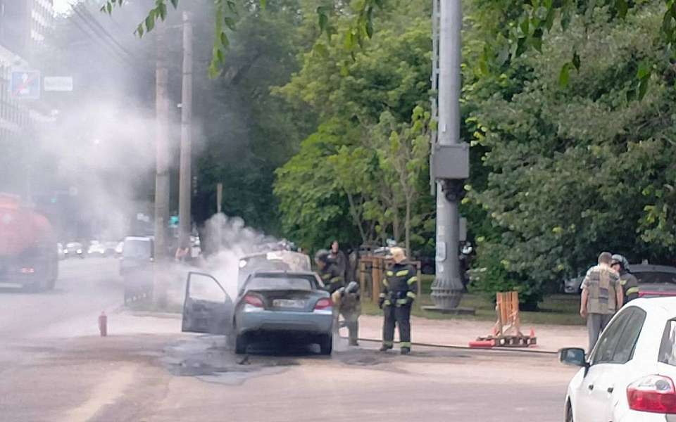 Автомобиль Daewoo Nexia сгорел днем на улице Ворошилова в Воронеже
