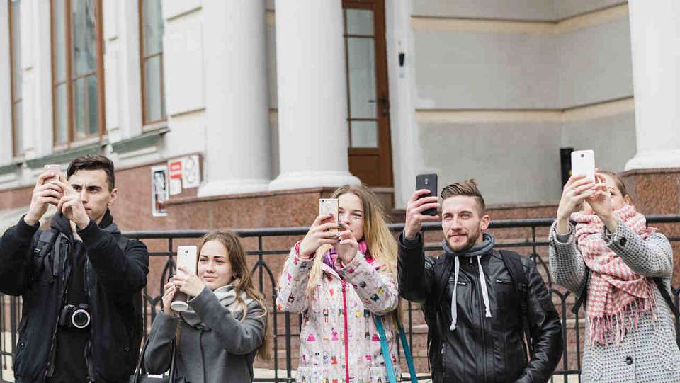 В центре Воронежа девушка внезапно разделась и попала на видео