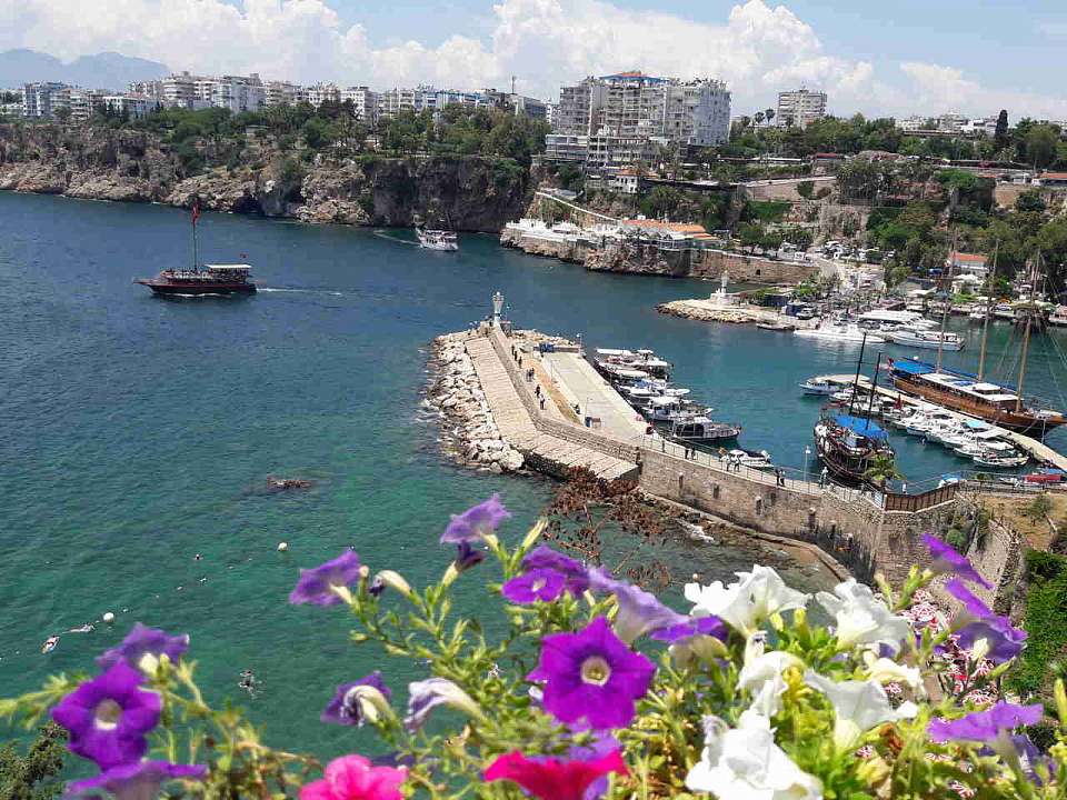 Жителей Воронежской области призвали заранее оформить загранпаспорта