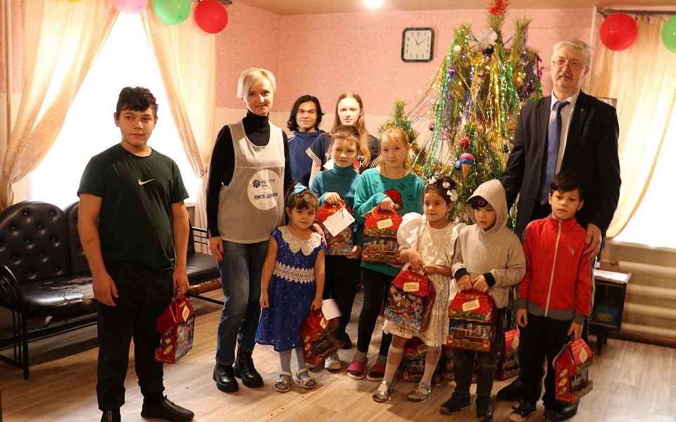 Специалисты «Воронежэнерго» привезли новогодние подарки детям в Таловский ПВР   