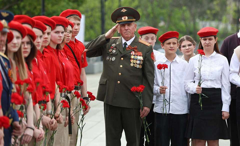 Общегородскую линейку эстафеты памяти «Вечный огонь» провели на площади Победы в Воронеже