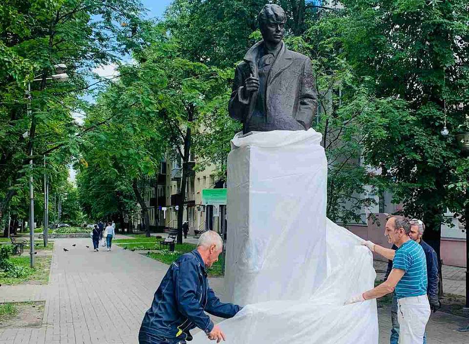 В Воронеже устанавливают обновлённый постамент для бюста Сергея Есенина