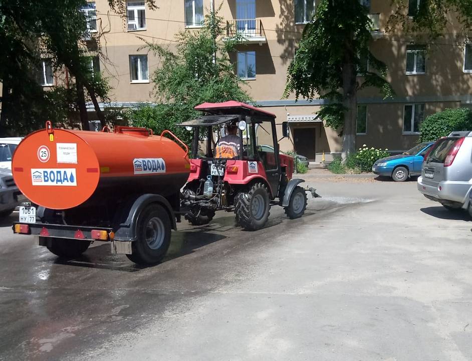 Воронежские УК увеличили расход воды на полив дворов до 700 тонн в день