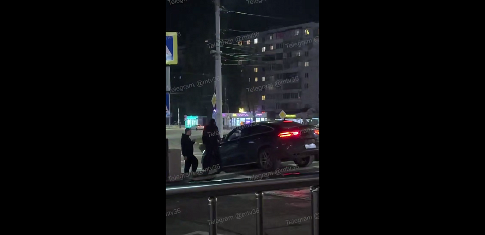 Воронежцы пожаловались на водителя автомобиля, съезжающего по лестнице у ТЦ «Аксиома» 