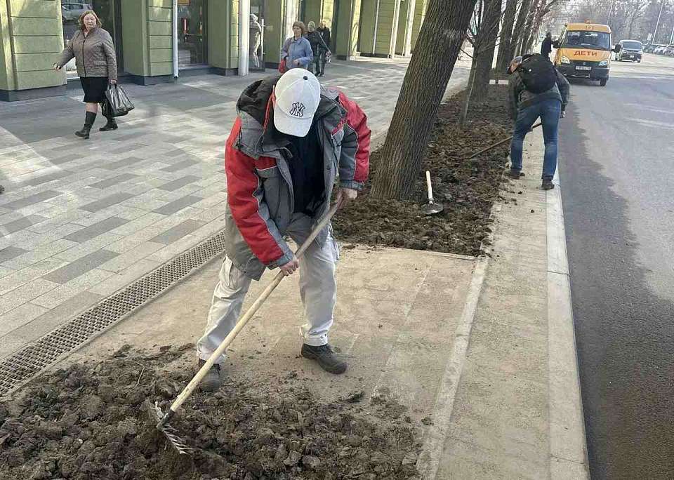 В Ленинском районе приступили к рекультивации газонов после зимы