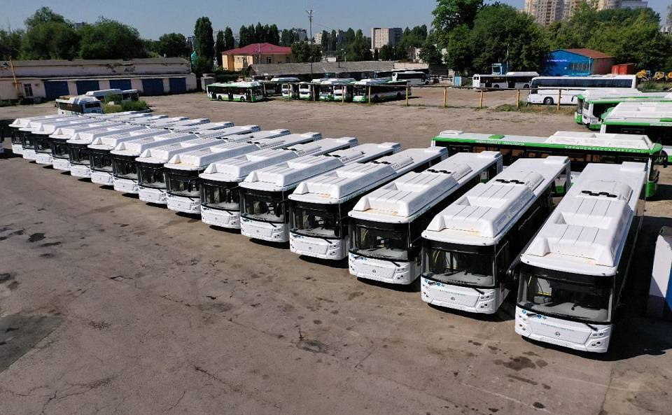 Мэр Воронежа проконтролировал подготовку новых автобусов с кондиционерами к выходу на маршруты